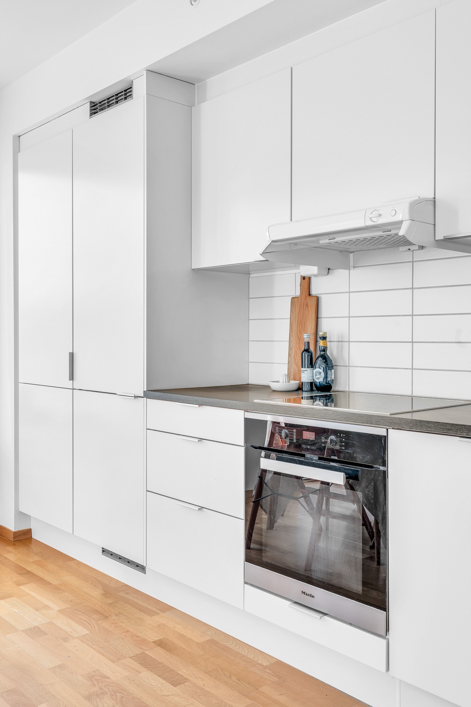 Alle hvitevarer er integrerte. Videre er det montert komfyrvakt og aquastopp på kjøkkenet Galleribilde