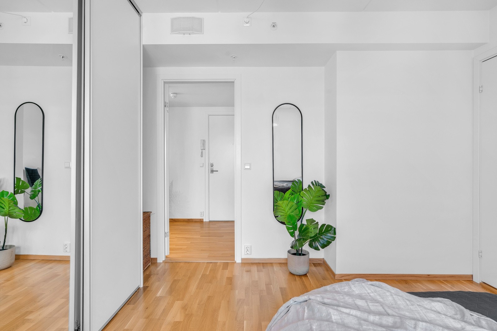 Soverommet er innredet med stor skyvedørsgarderobe Galleribilde