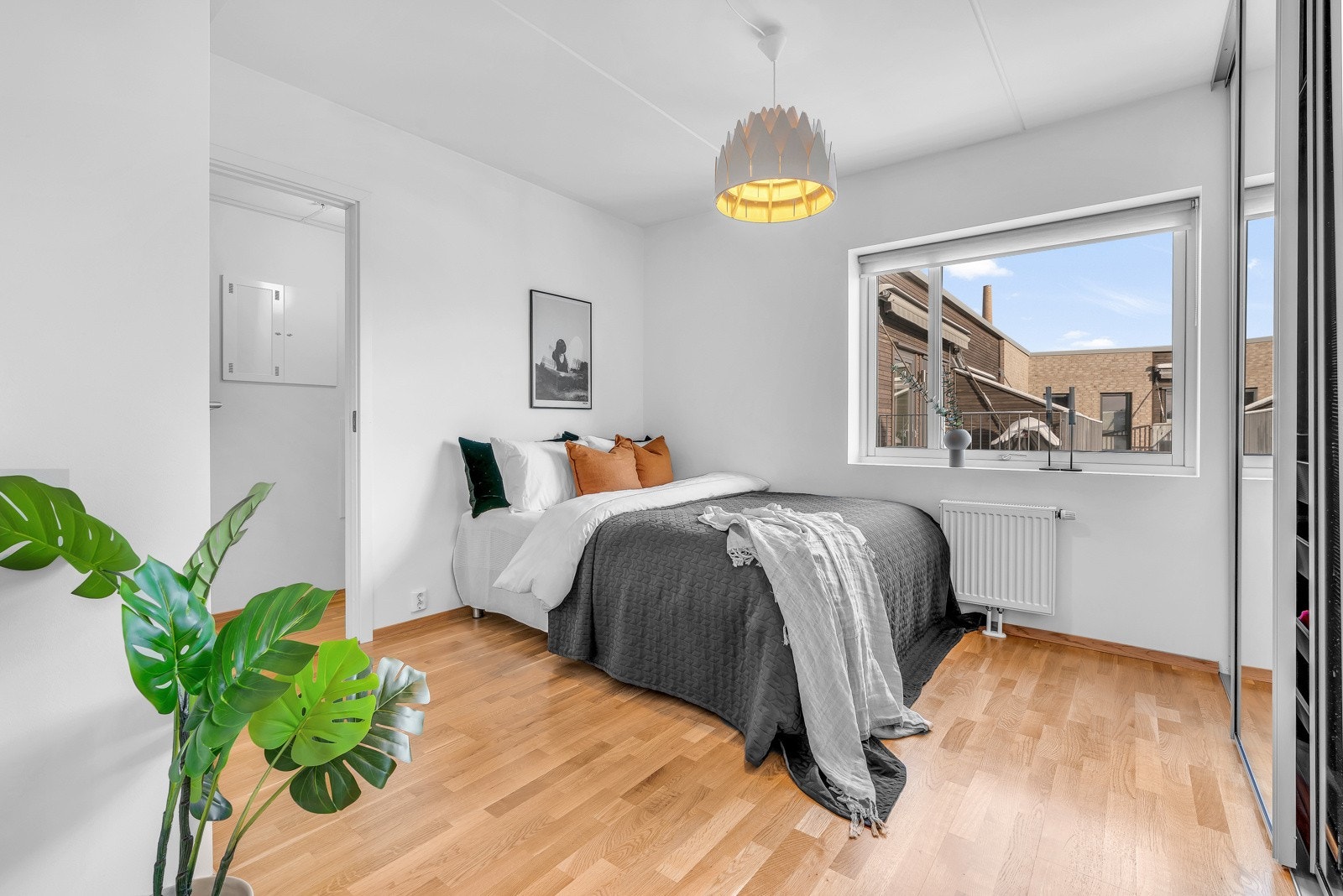 Rommet er av generøs størrelse og har plass også til hjemmekontor hvis ønskelig Galleribilde