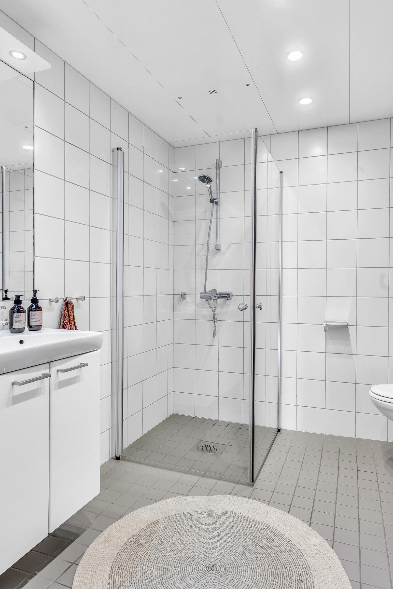 Det er varme i gulv og downlights i tak Galleribilde