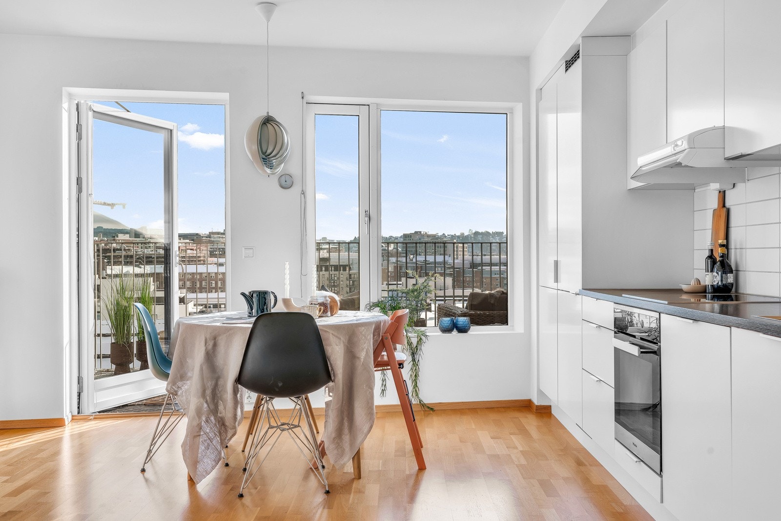 Stuen har lysinnslipp fra to sider og gjennom de store vindusflater kan man nyte den nydelige utsikten Galleribilde