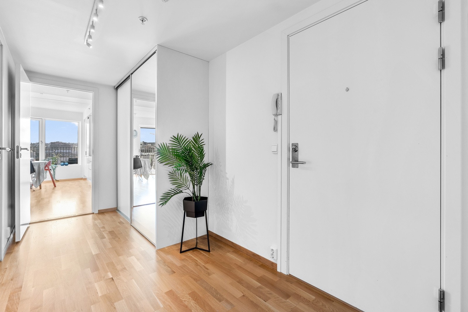 Innbydende entré med god plass til oppbevaringsløsninger Galleribilde