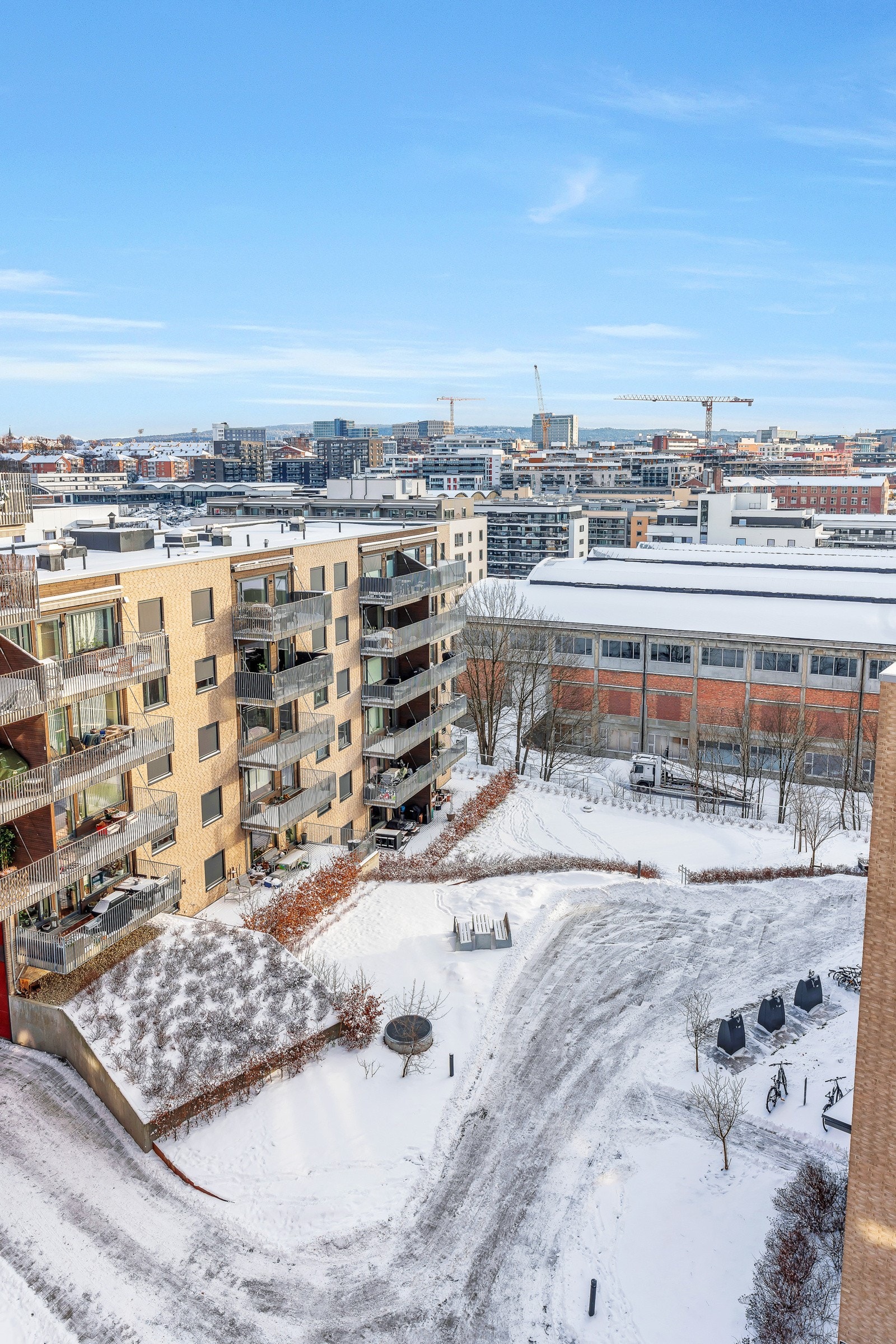 Utsyn over pent opparbeidet fellesareal Galleribilde