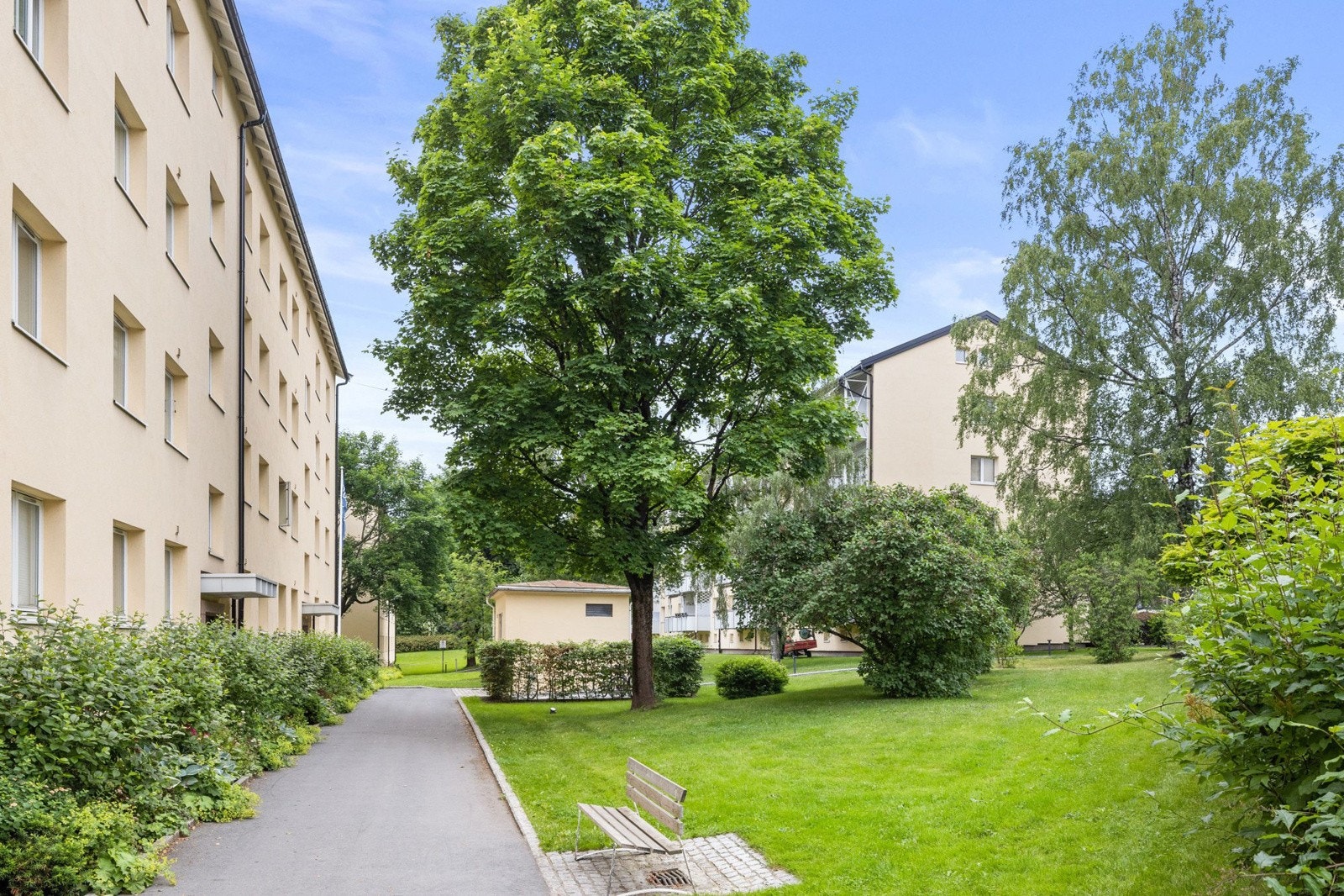 Tomten er fellesareal og er pent opparbeidet, og det er senest i 2015/2016 utført diverse oppgraderinger av utearealene. Galleribilde