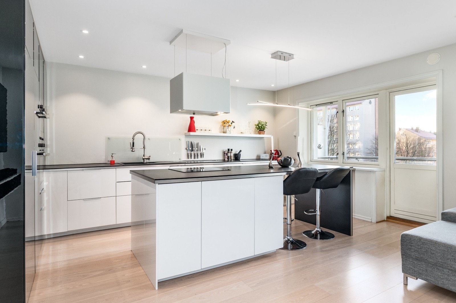 Kjøkkenet ligger i en fin, sosial og åpen løsning med stuen. Et moderne og velutstyrt kjøkken som var nytt i 2015. En stor kjøkkenøy deler naturlig av mot stuen, gir ekstra god skap- og benkeplass, samt en fin spiseplass. Galleribilde