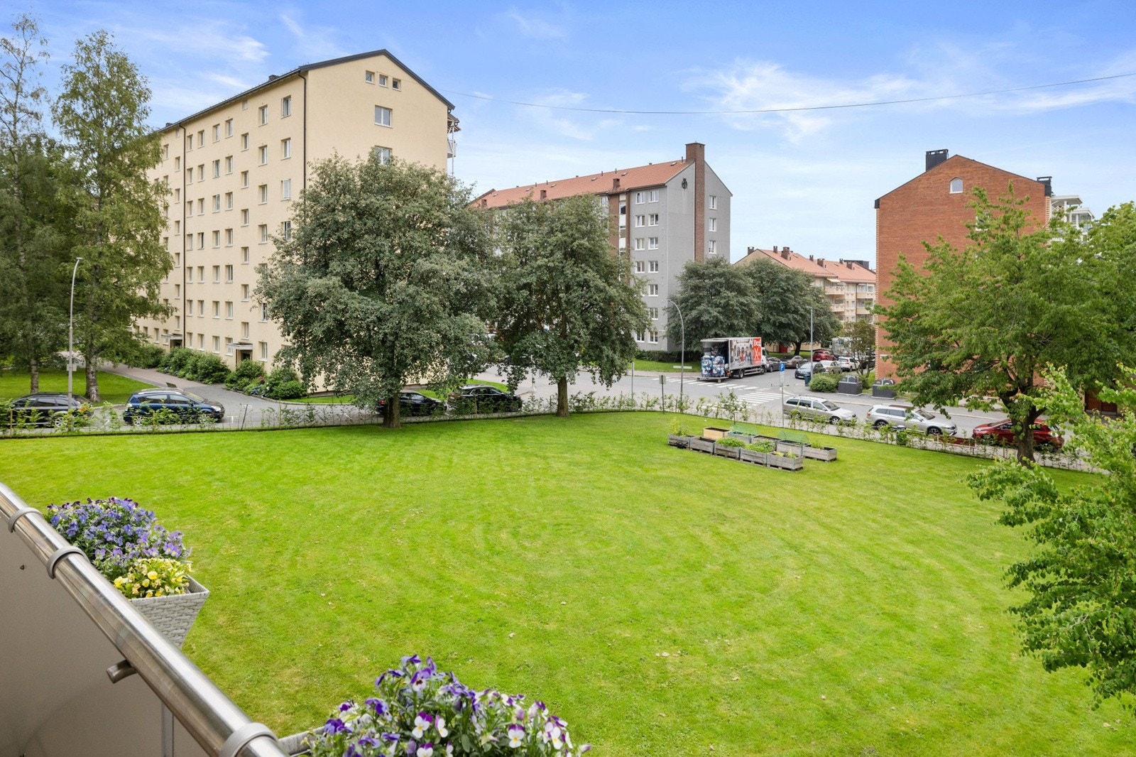 Fra stuen har du utgang til en flott og solrik sydvendt balkong på ca. 6m². Galleribilde