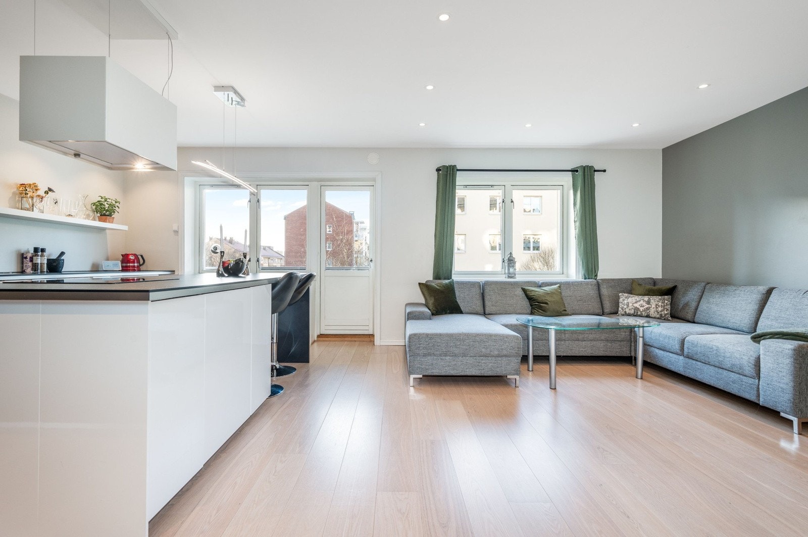 God standard med lys enstavs parkett på gulv, lysmalte overflater med en fin kontrastvegg og downlights i himlingen. Galleribilde