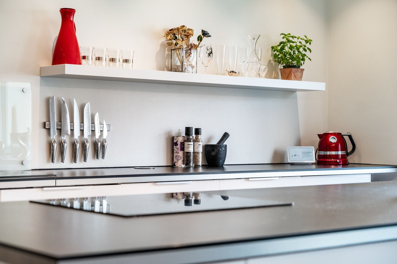 Praktisk med glassplate i benkeryggen ved oppvaskkummen og armatur med uttrekkbar tut. Det er også praktiske nedfelte stikkontakter i benkeplaten. Galleribilde