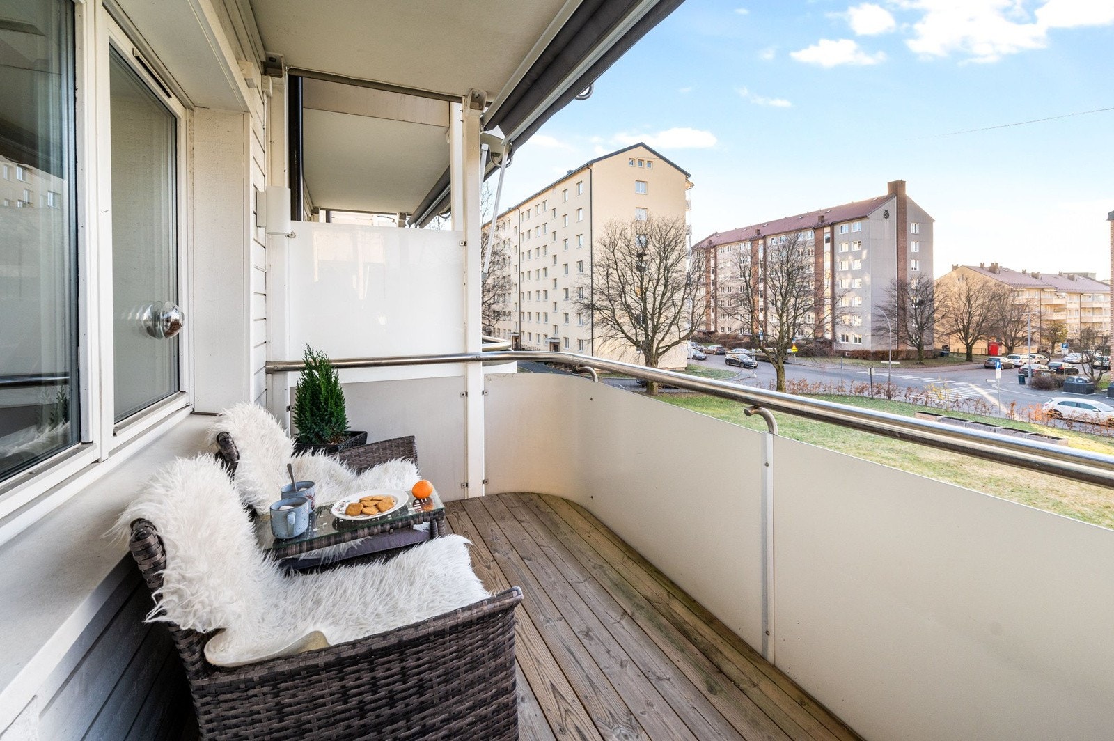 En lys og pen 3-roms leilighet med god standard og solrik sydvendt balkong. Galleribilde