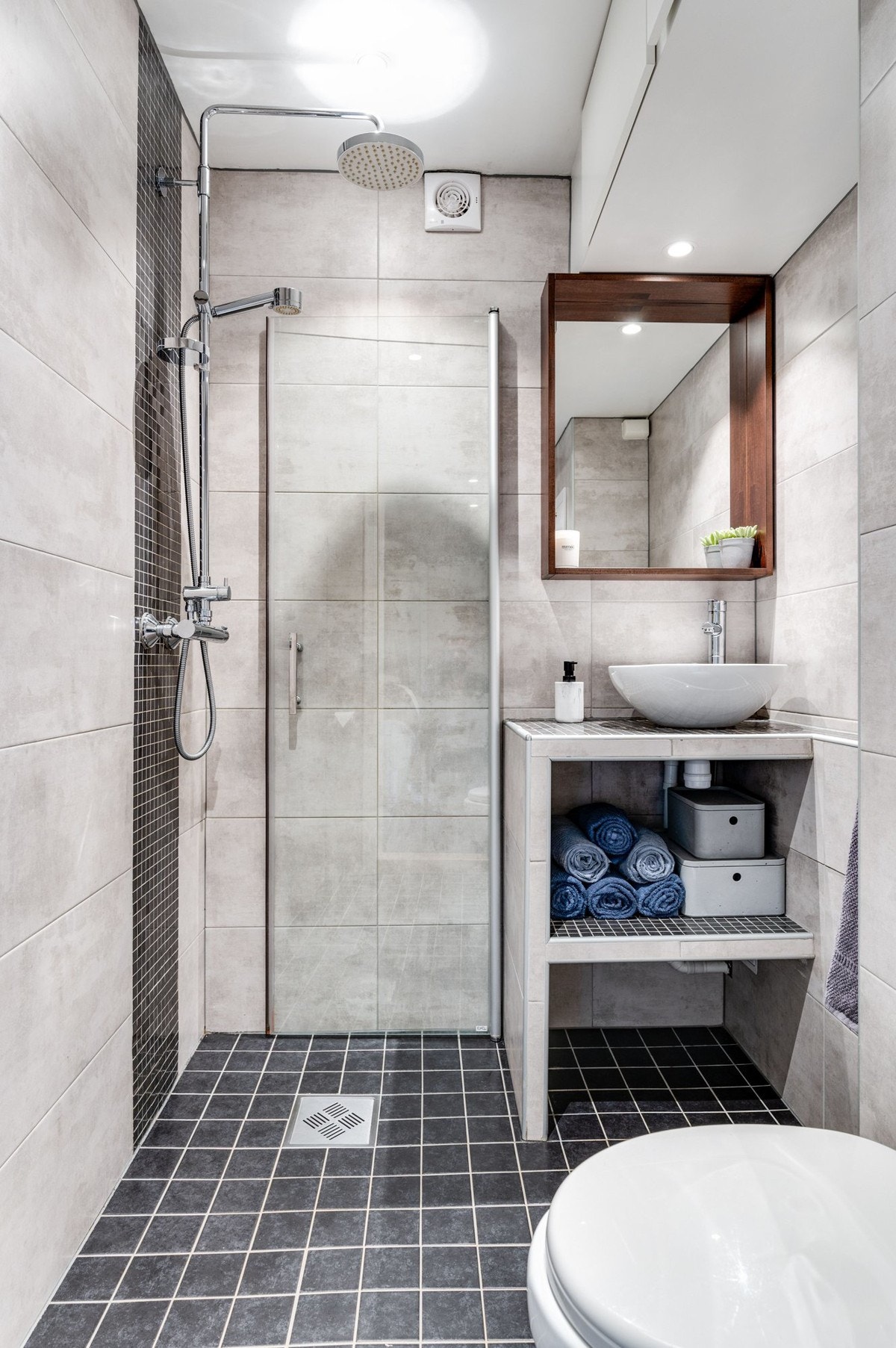 Leiligheten har et delikat flislagt baderom som ble pusset opp i 2015. Baderommet har mørke fliser på gulv med gulvvarme, lyse fliser på veggene og downlights i himlingen. Galleribilde