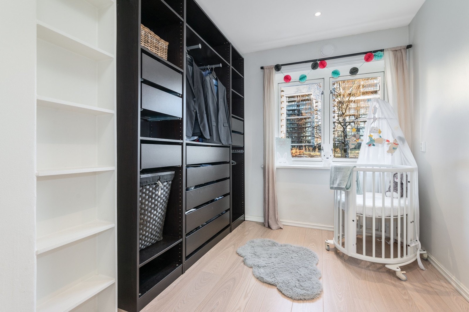 Det andre soverommet er også et lyst og fint rom som passer perfekt som barnerom, gjesterom eller kontor. Samme gode standard som resten av leiligheten med lys enstavs parkett på gulv, lysmalte overflater og downligths i himlingen. Galleribilde