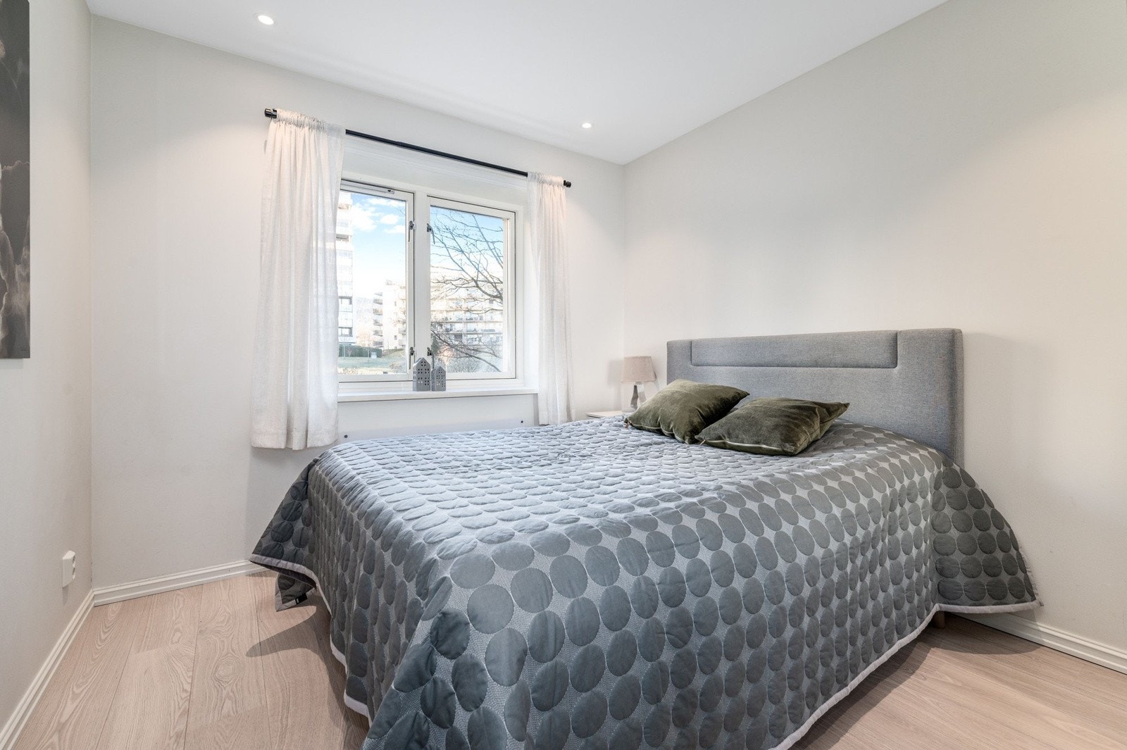 Leiligheten har et lyst og innbydende hovedsoverom som vender ut mot rolige fellesarealer uten biltrafikk. God og moderne standard med lys enstavs parkett på gulv, lysmalte overflater og downligths i himlingen. Galleribilde