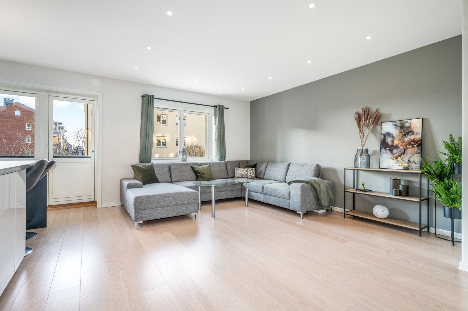 De store vindusflatene mot sydvest sørger for rikelig med naturlig lys, og de brede vinduskarmene er perfekte for planter og dekor. Galleribilde