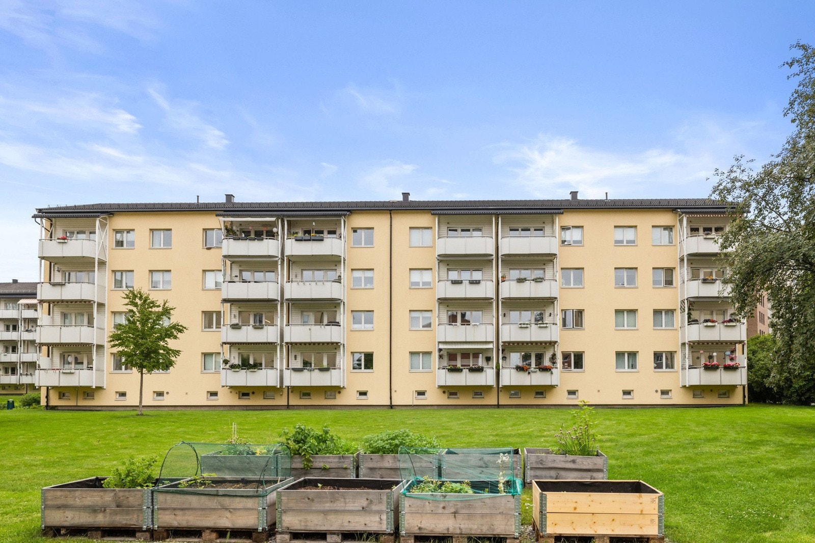 Gangveiene ble asfaltert, og det ble lagt ny kantstein og montert ny gatebelysning. Det ble også gjort arbeider på parkeringsplasser og sykkelparkering, og ny beplantning. Galleribilde