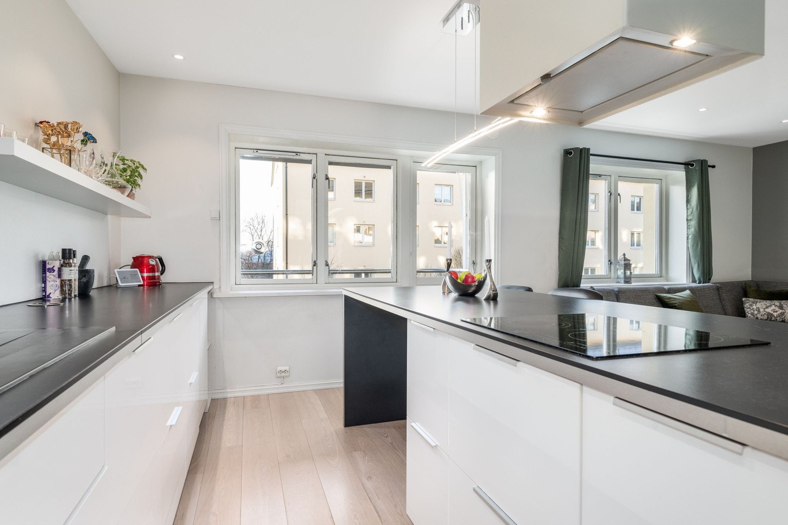 Du har god skap- og benkeplass i innredningen som har glatte fronter og laminert benkeplate med nedfelt oppvaskkum. Galleribilde