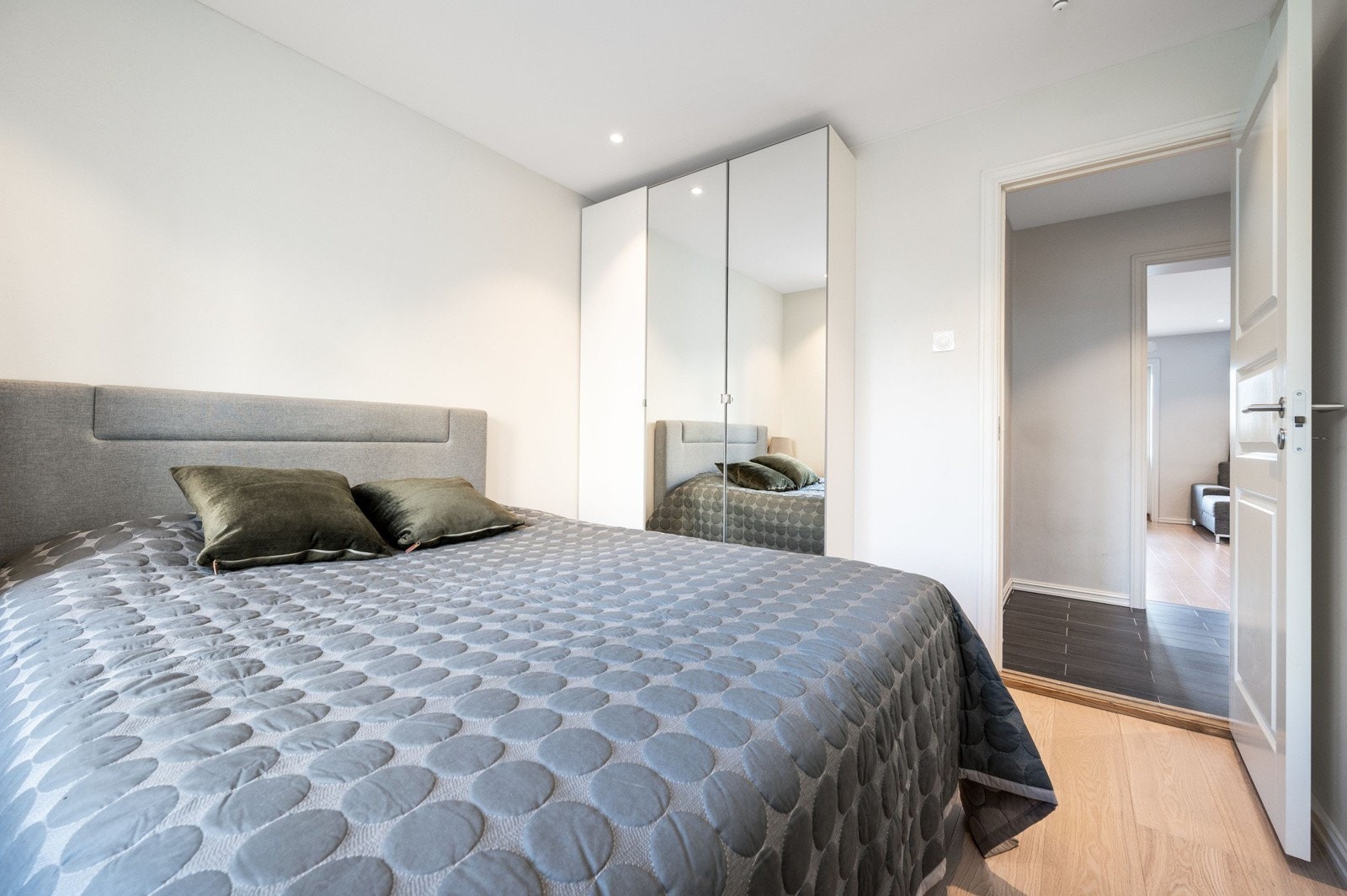 På soverommet har du plass til en stor dobbeltseng med tilhørende nattbord, samt oppbevaringsplass i medfølgende garderobeskap. Galleribilde