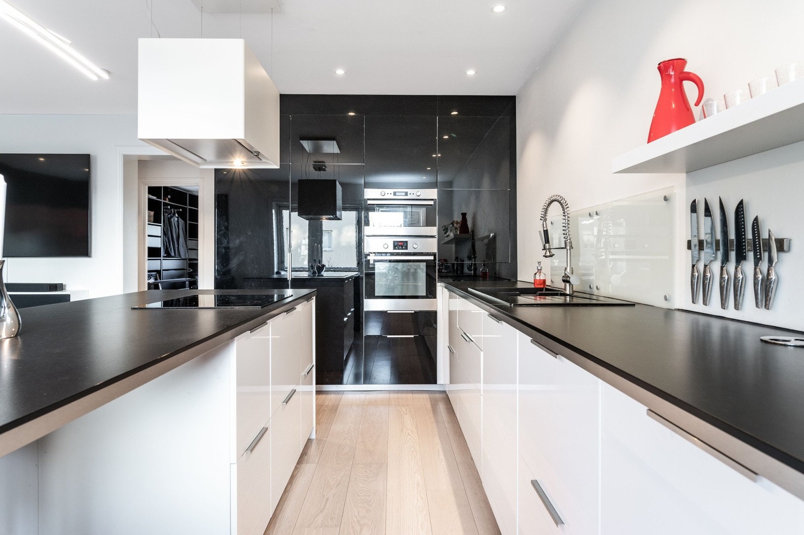 Kjøkkenet er fullt utstyrt med integrerte hvitevarer som medfølger i handelen. Integrerte hvitevarer som stekeovn, mikrobølgeovn, platetopp, oppvaskmaskin, vaskemaskin, kjøleskap og fryseskap. Galleribilde