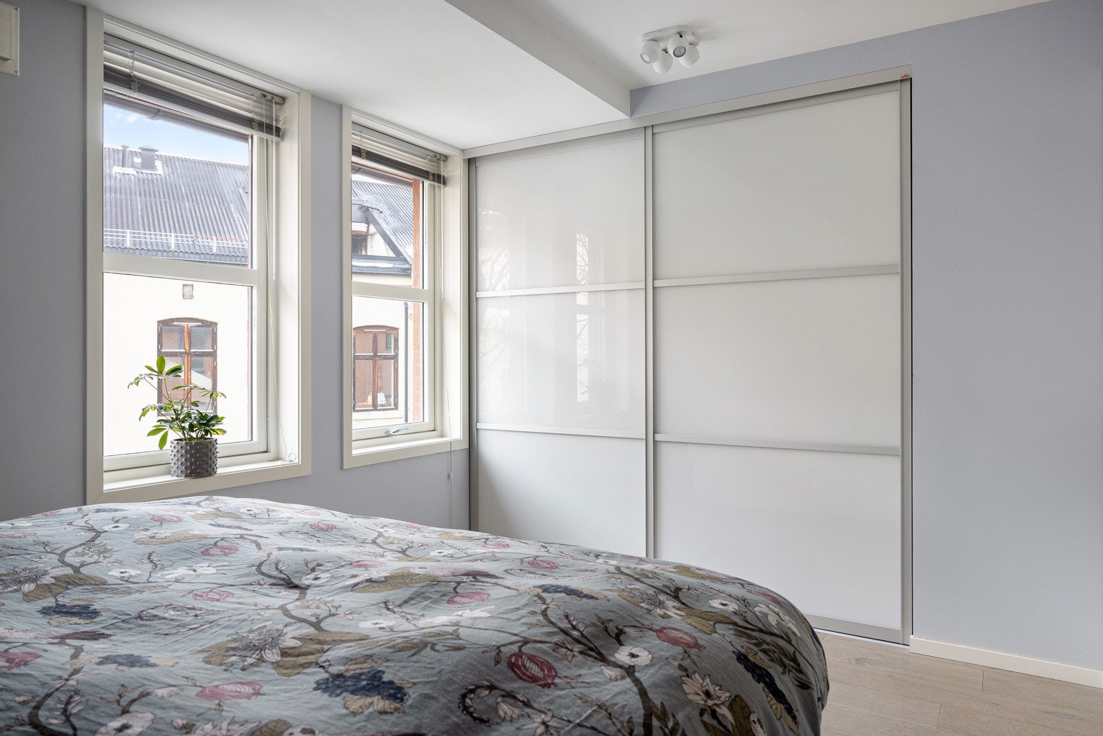 Det største soverommet har god oppbevaringsplass i en plassbygget skyvedørsgarderobe. Galleribilde