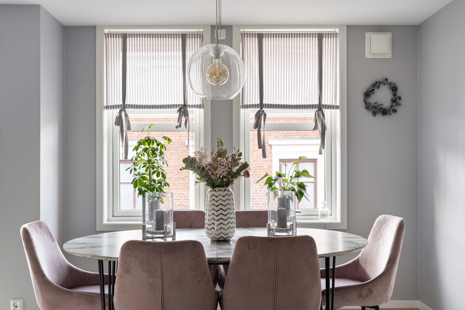 Rett utenfor kjøkkenet kan man samles til sosiale sammenkomster rundt et langbord. Galleribilde