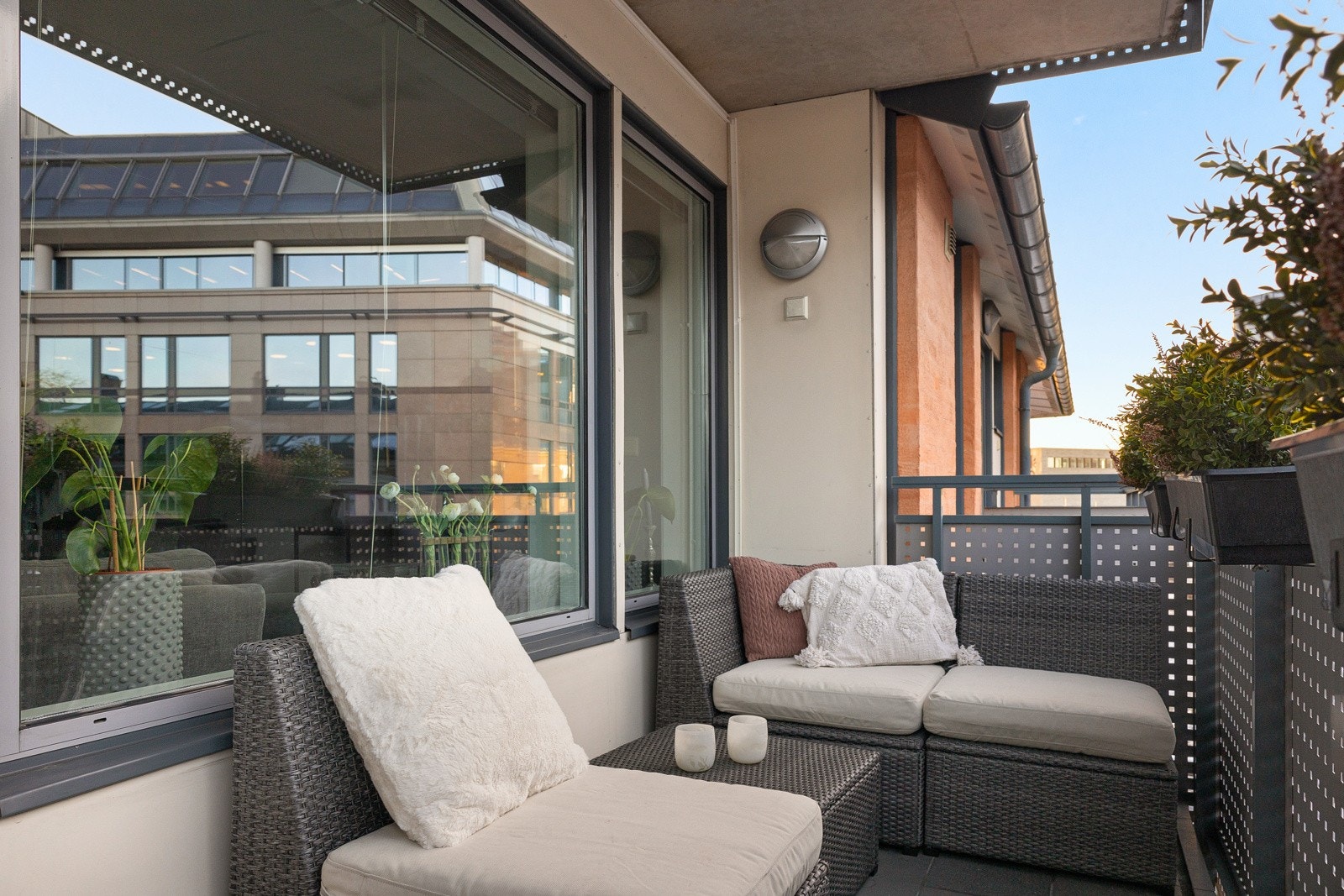 På balkongen kan man nyte solen i rikelig monn da den vender mot syd. Optimalt! Galleribilde