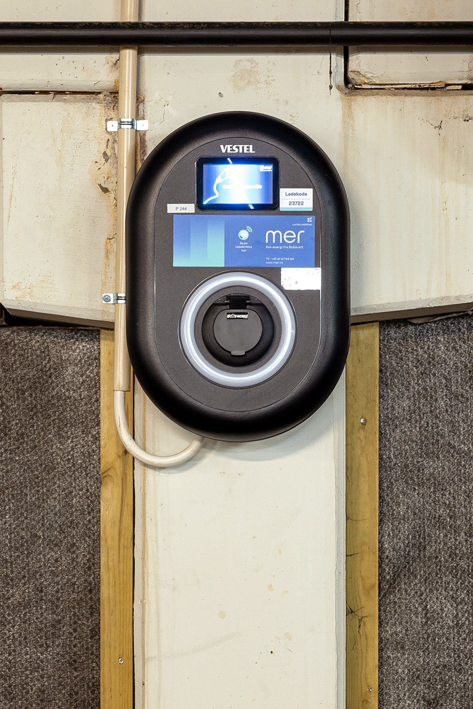 Ved garasjeplassen er det montert ladepunkt for elbil. Galleribilde