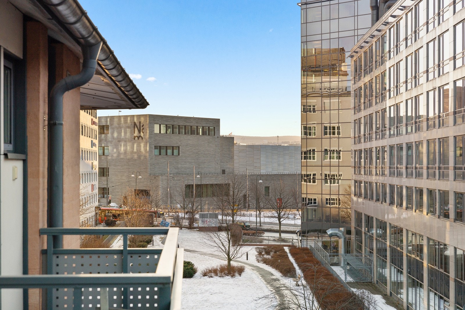 Fra balkongen er det utsyn mot parkmessige fellesareal. Galleribilde