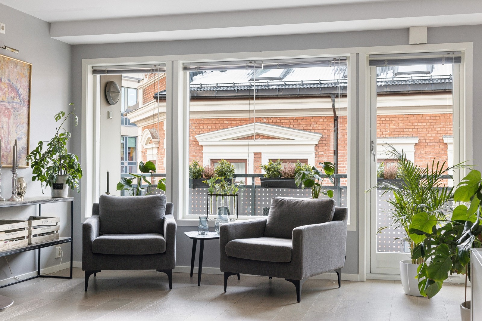 Fra stuen kan man gå rett ut på en sydvendt balkong. Galleribilde