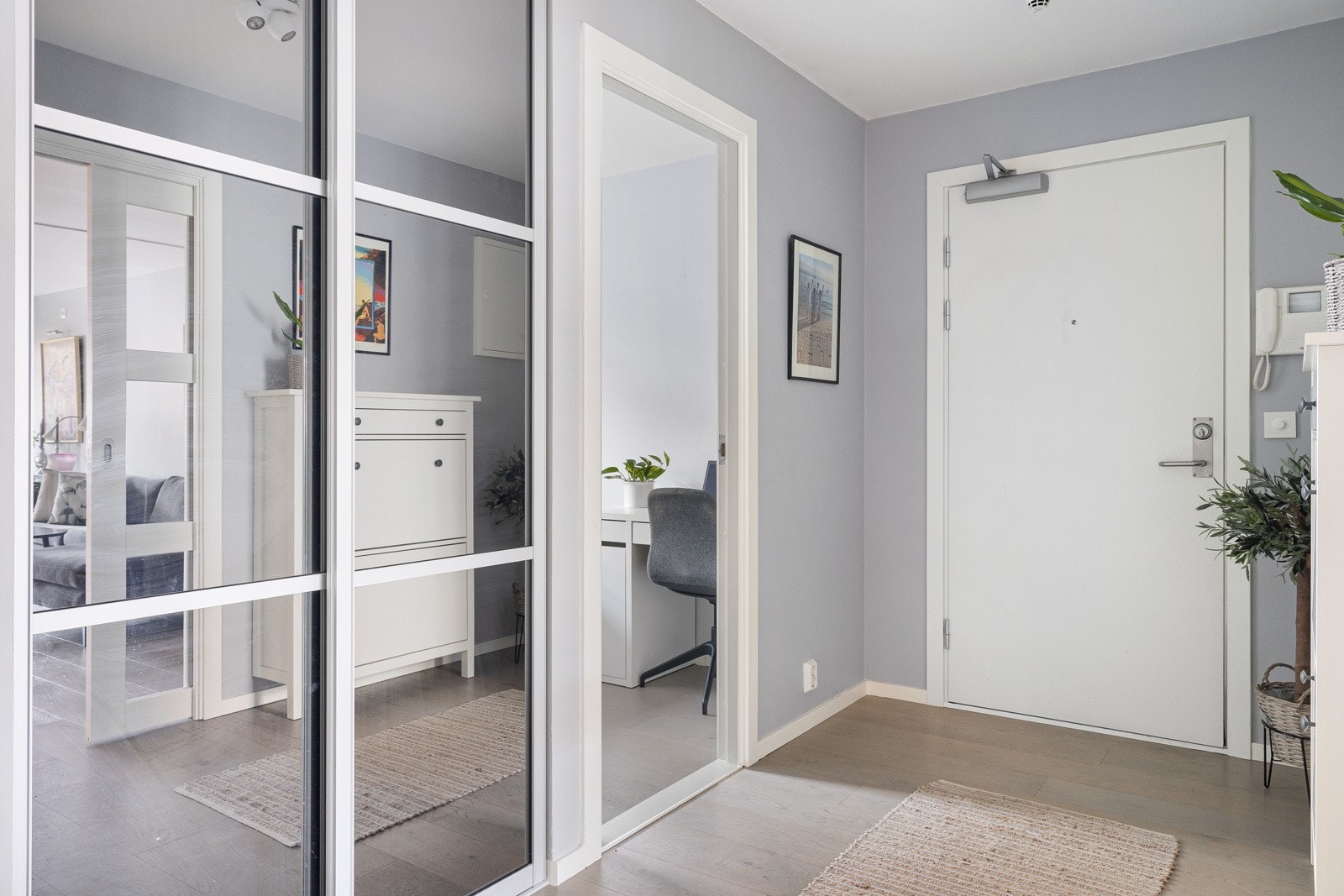 Velkommen inn! I entreen er det skyvedørsgarderobe og dørcalling montert ved ytterdøren. Galleribilde