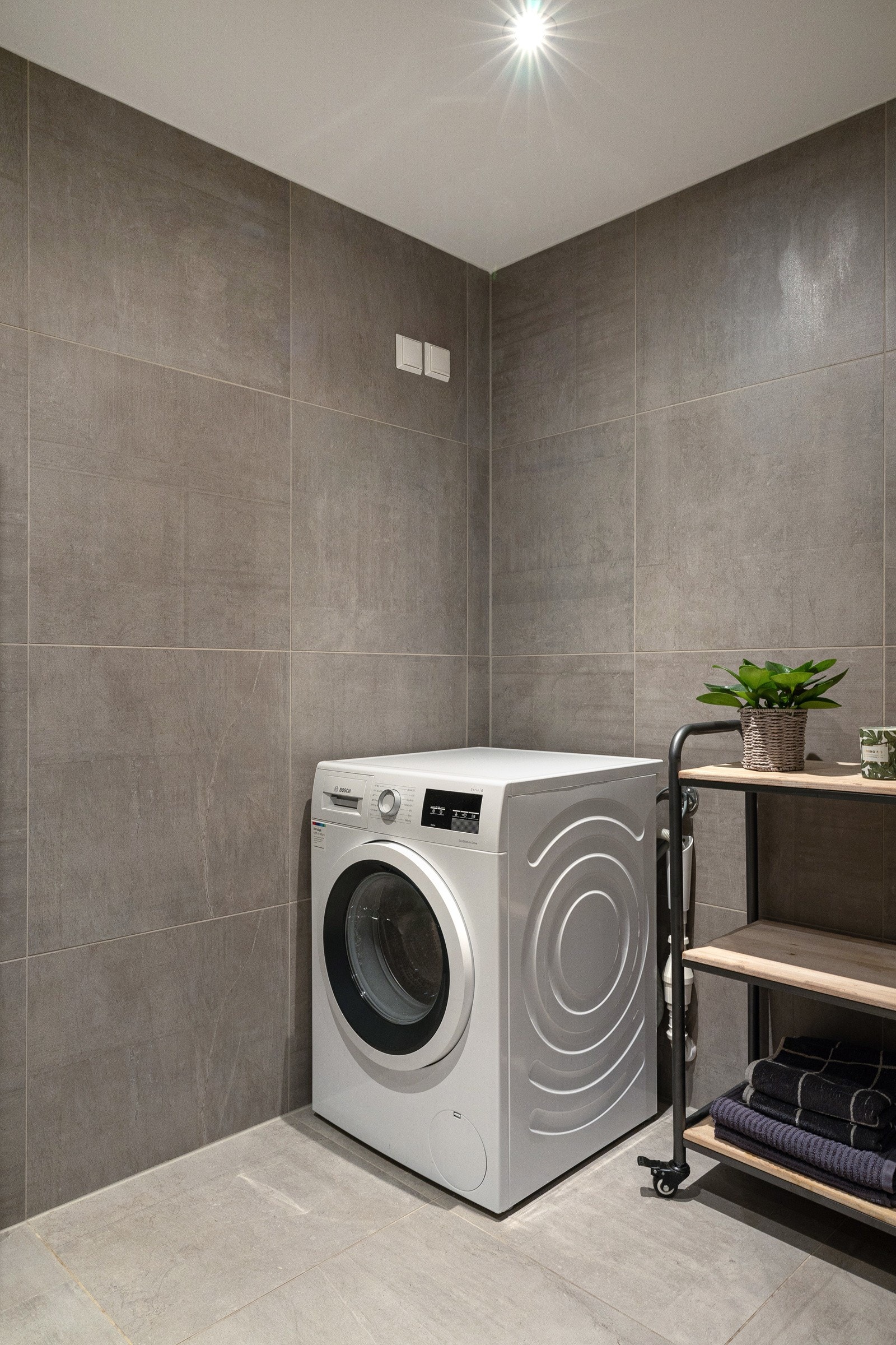 På badet er det downlights, elektriske varmekabler og opplegg for vaskemaskin. Galleribilde