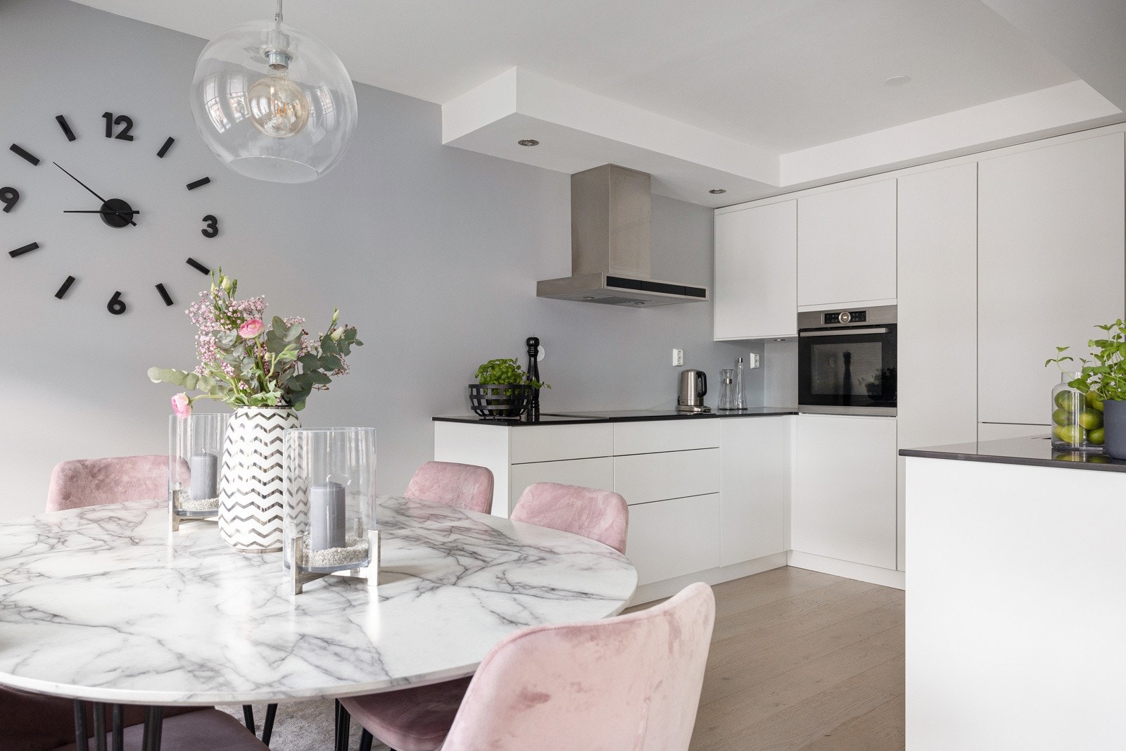 Utformingen av kjøkkenet er funksjonelt og alle hvitevarer er integrert. Galleribilde