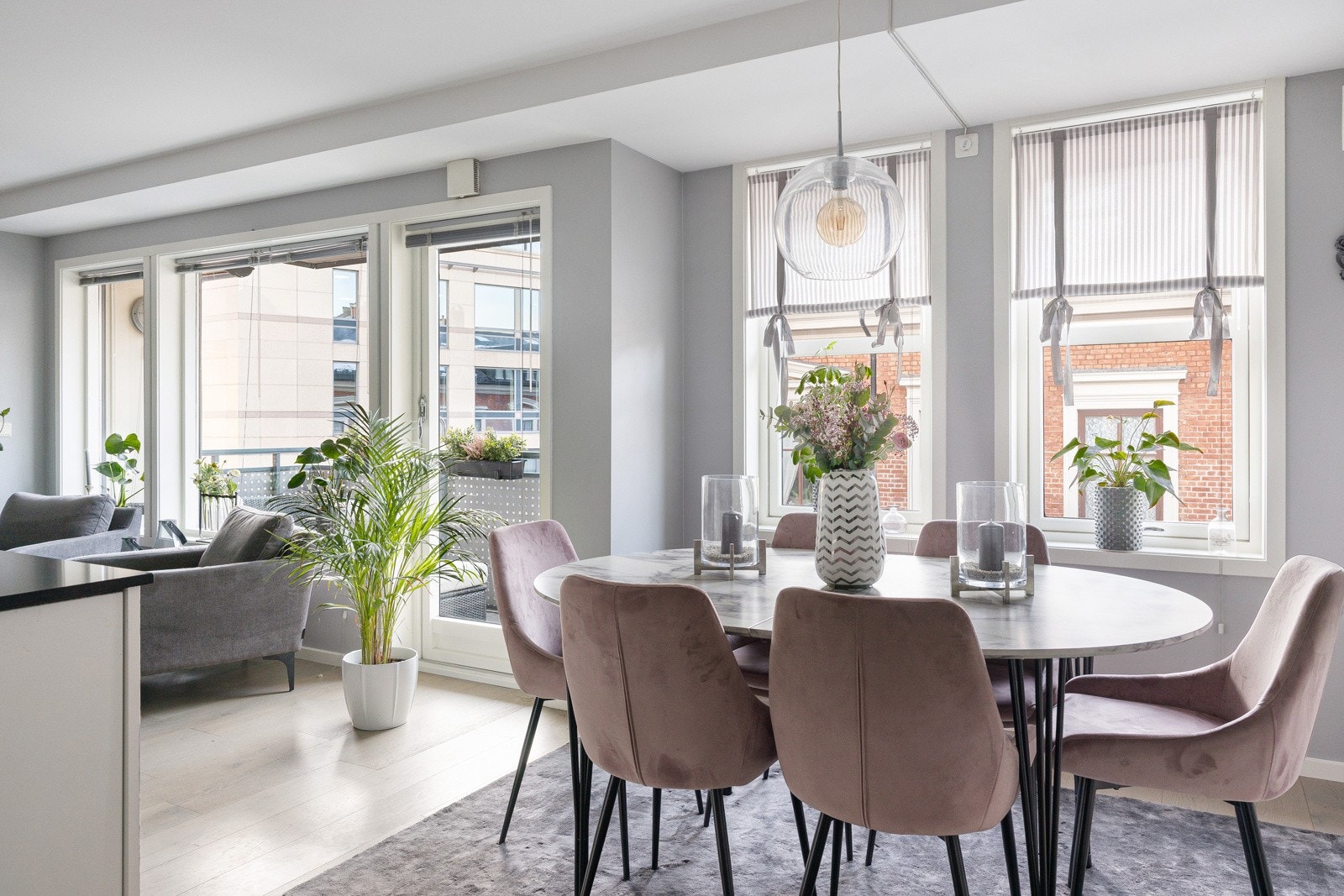 Velkommen til en skikkelig god leilighet i et moderne bygg fra 2005. Galleribilde