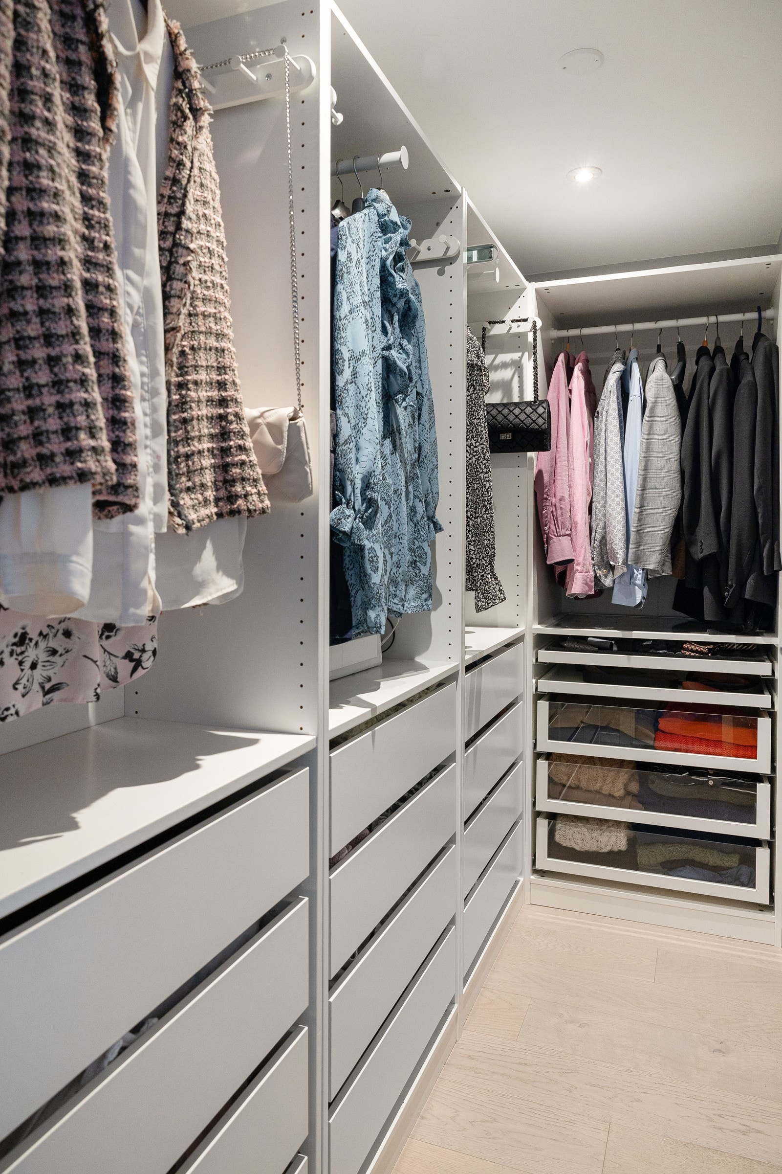 Omkledningsrommet har inngang fra stuen og er praktisk innredet. Galleribilde