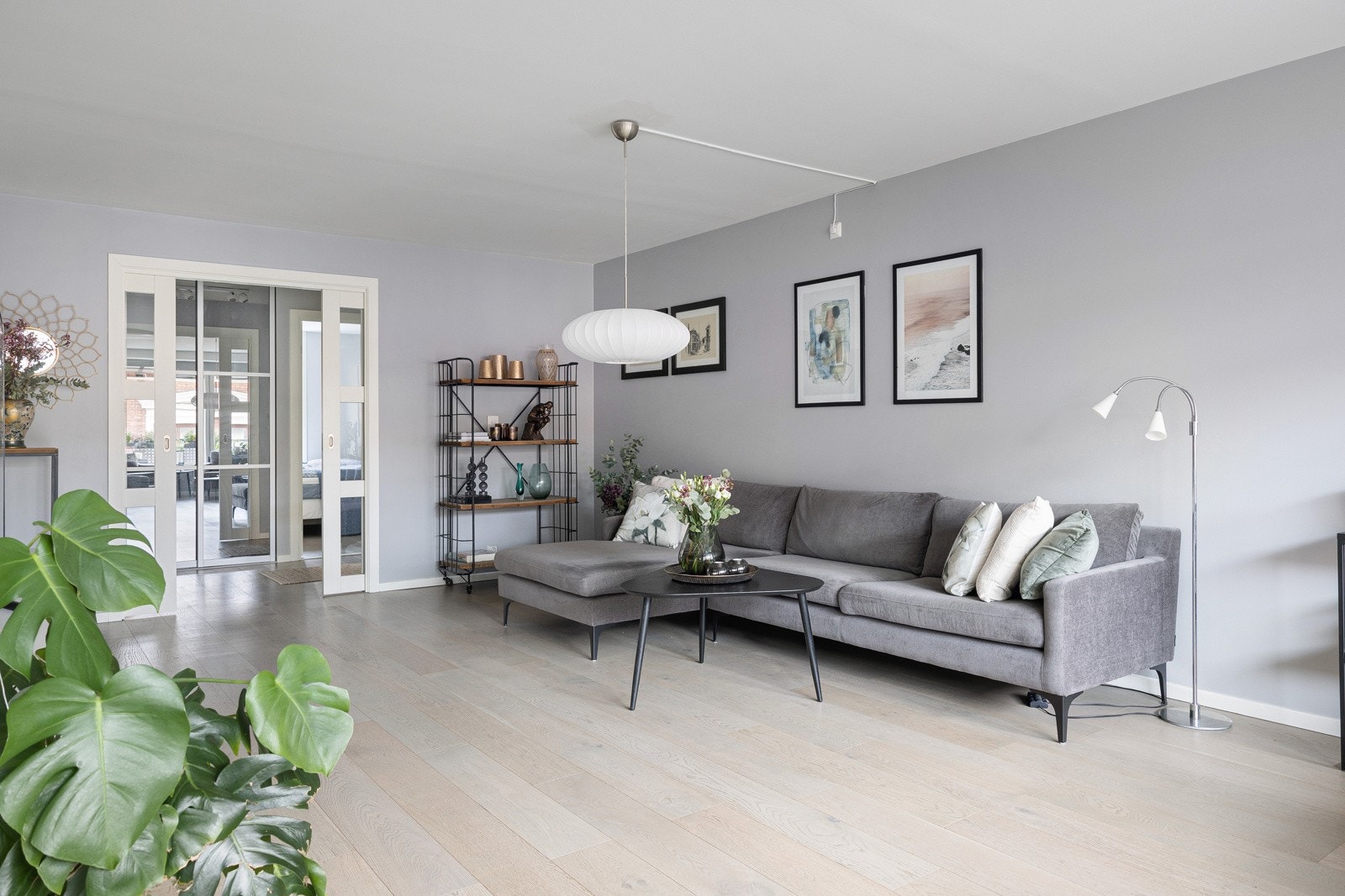 Stuens fine utforming lar deg enkelt møblere med flere sittegrupper etter eget ønske og personlige stil. Galleribilde