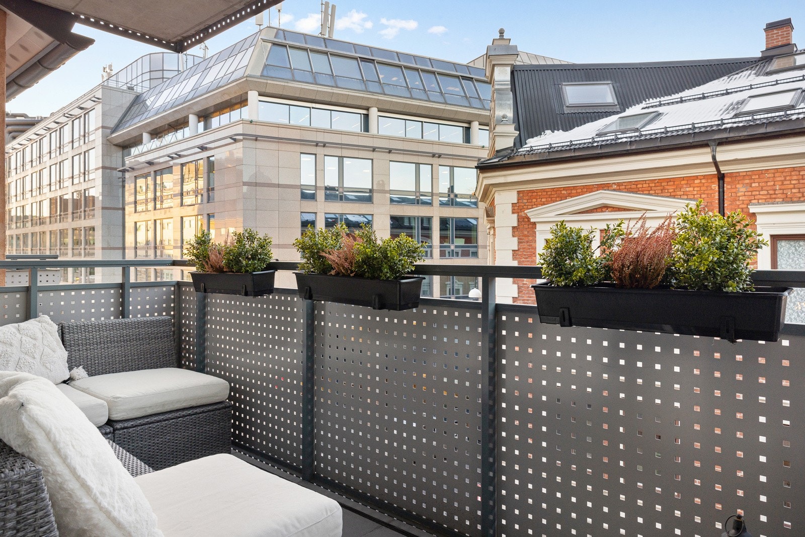 Balkongen er utstyrt med utestikk og stemningsfull belysning til mørke kvelder. Galleribilde