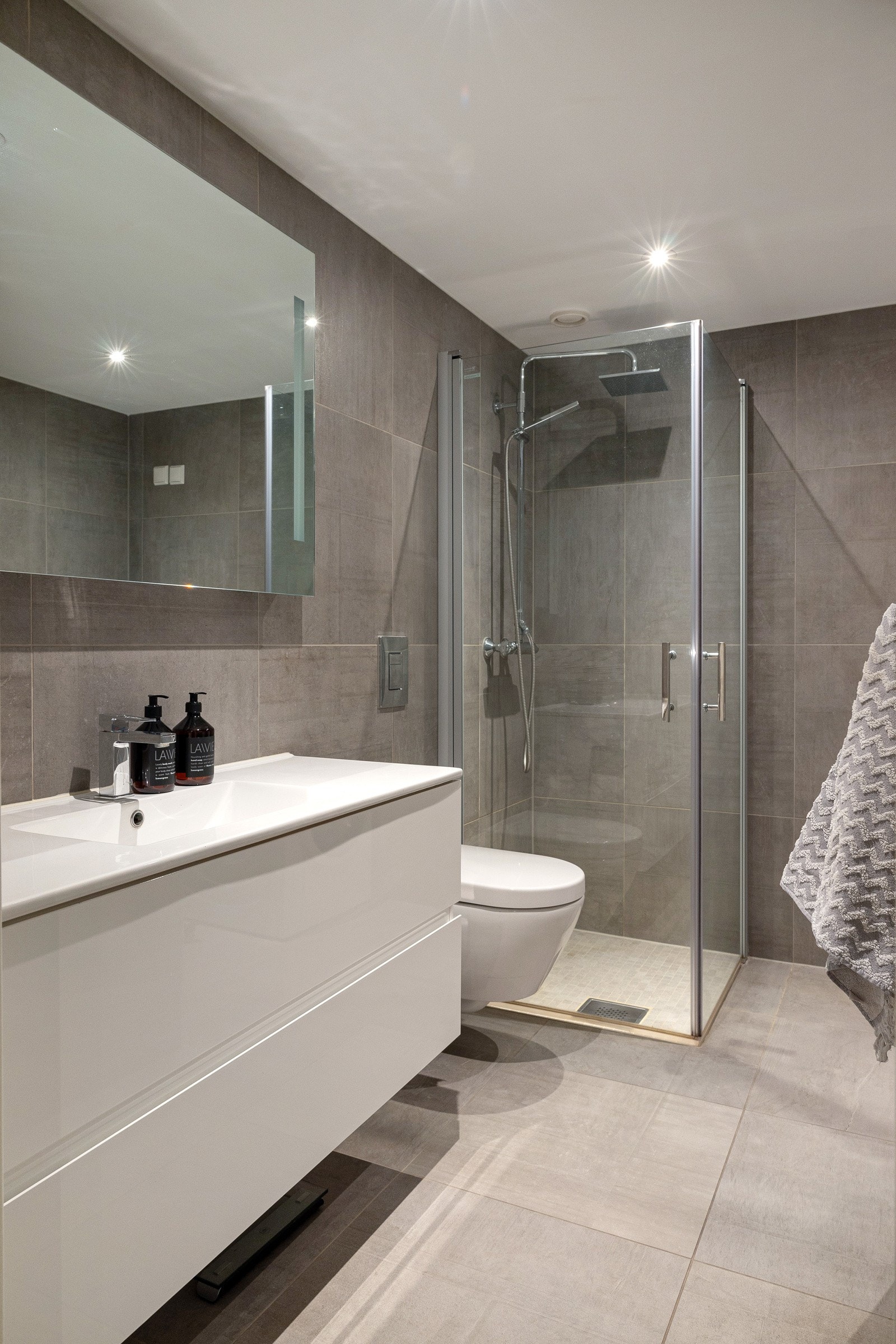 Badet er svært innbydende og ble pusset opp i 2015/16 med flis på flis, innredning og nytt sanitærutstyr. Galleribilde