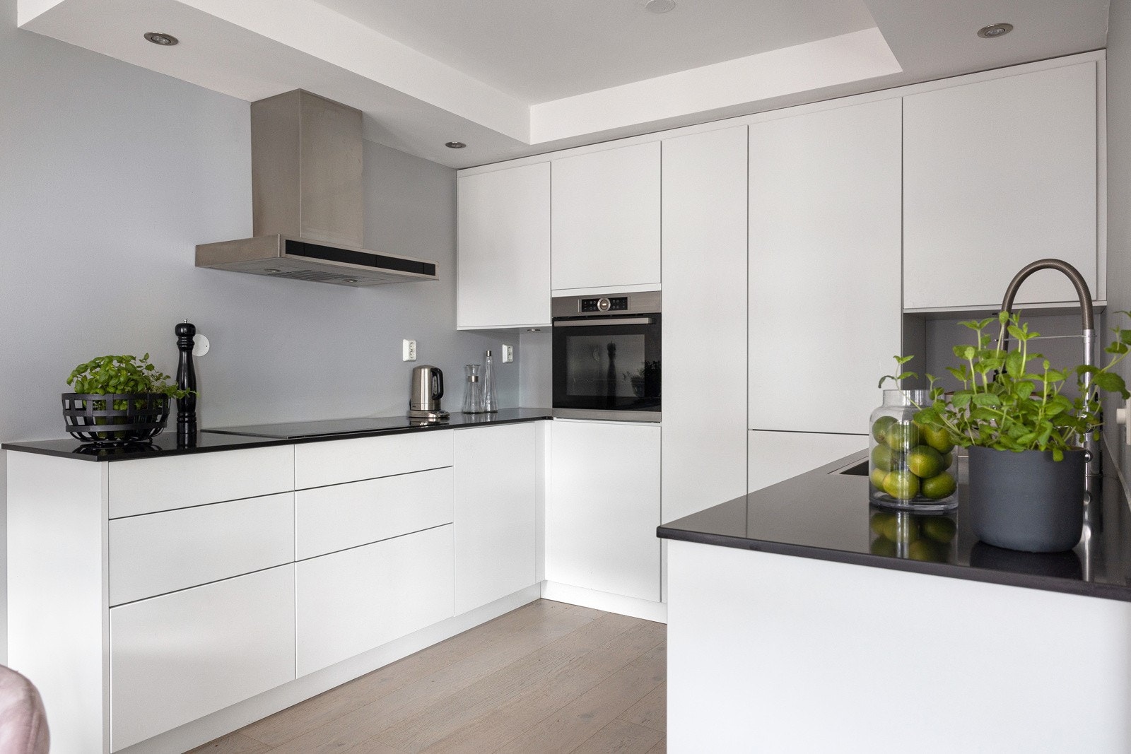 Den stilrene innredningen er fra Kvik og var ny i 2015/16. Galleribilde