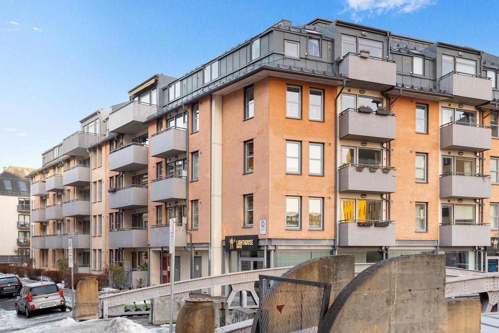 Leiligheten ligger rett ved Tjuvholmen, i fjerde etasje av et bygg fra 2005. Galleribilde