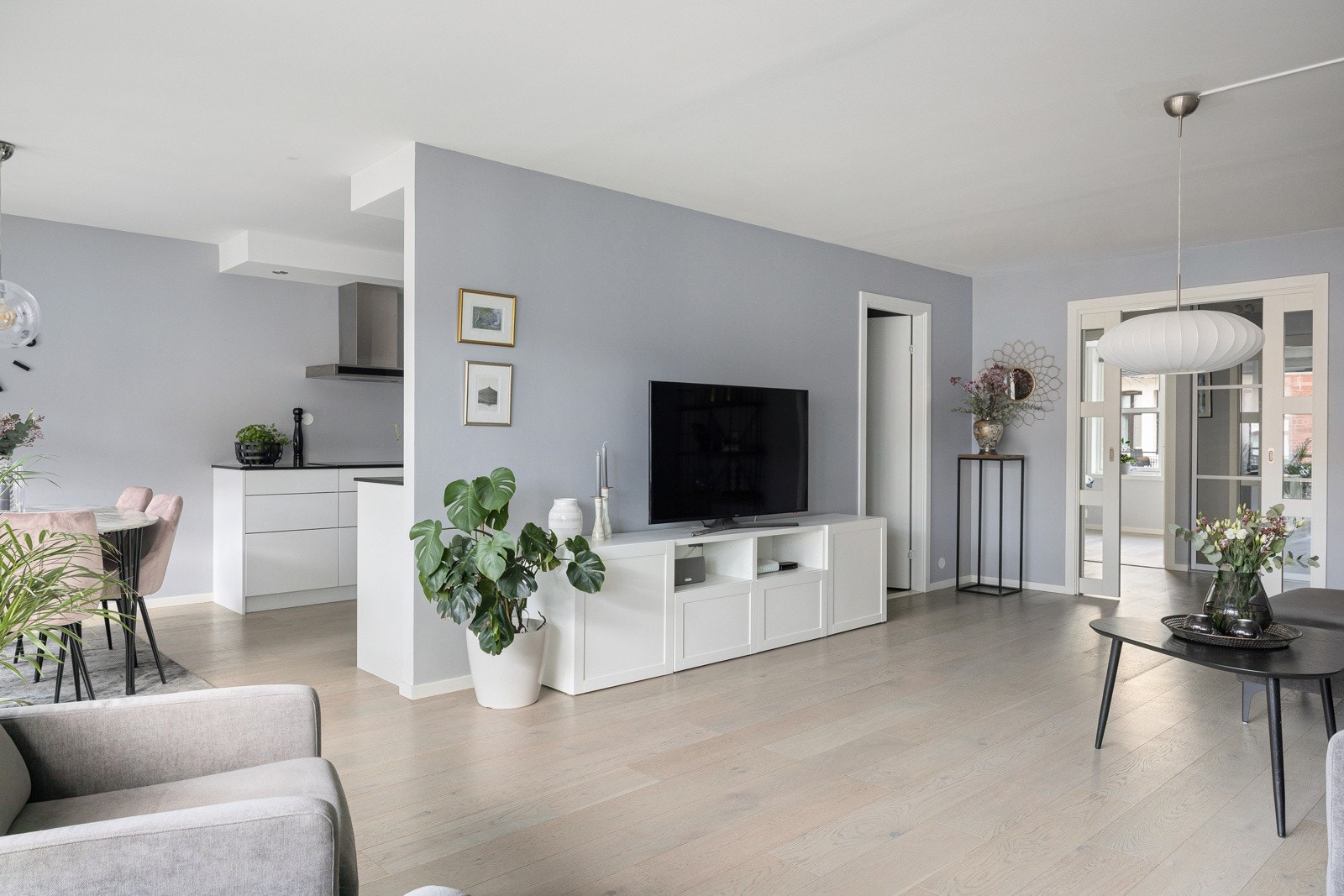 Av oppvarming har leiligheten vannbåren gulvvarme i stue, på kjøkken og begge soverom. Galleribilde