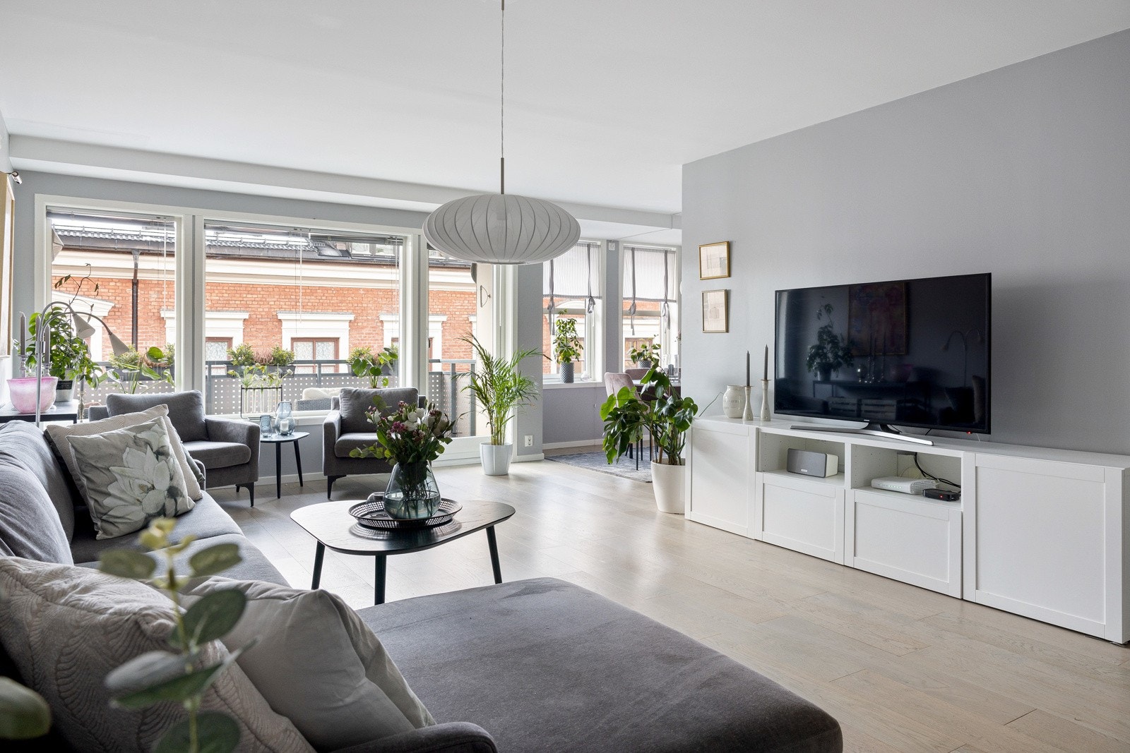 Stuen har en god utforming med fin takhøyde og herlig lysinnslipp. Alle oppholdsrom har duse, gråmalte vegger med listfritt til tak og enstavs parkettgulv. Galleribilde