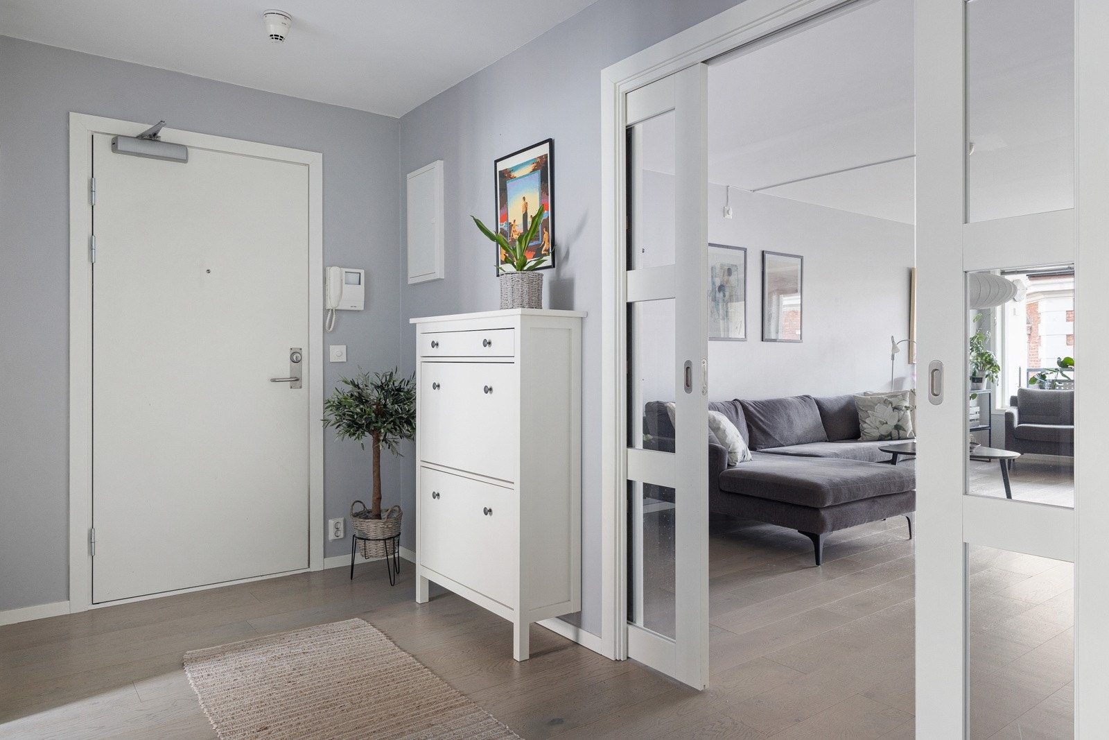 Velkommen inn! I entreen er det skyvedørsgarderobe og dørcalling montert ved ytterdøren. Galleribilde