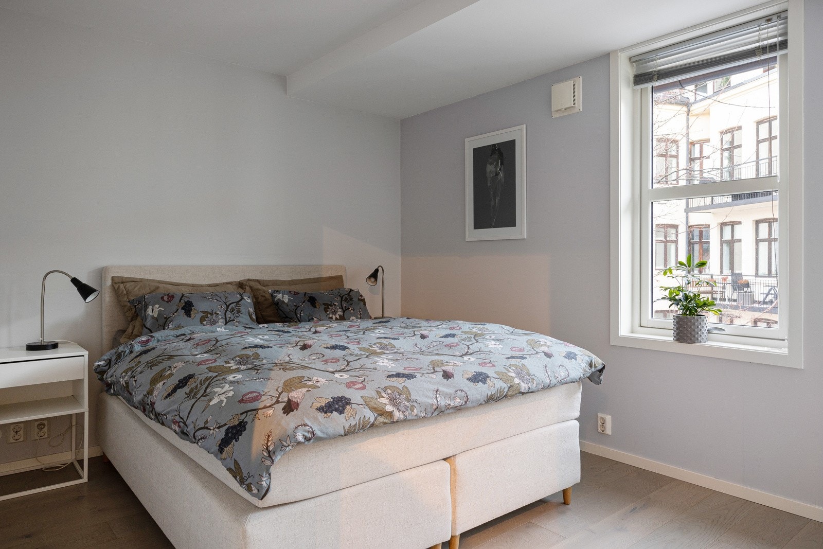 Fra entreen er det inngang til to delikate soverom, begge med smakfulle overflater fra 2015/16. Galleribilde