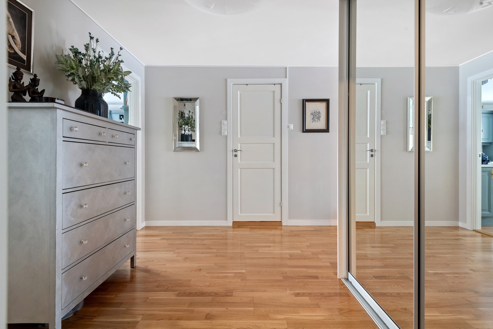 Fra entréen er det adkomst til de fleste rom, med unntak fra hovedsoverommet Galleribilde