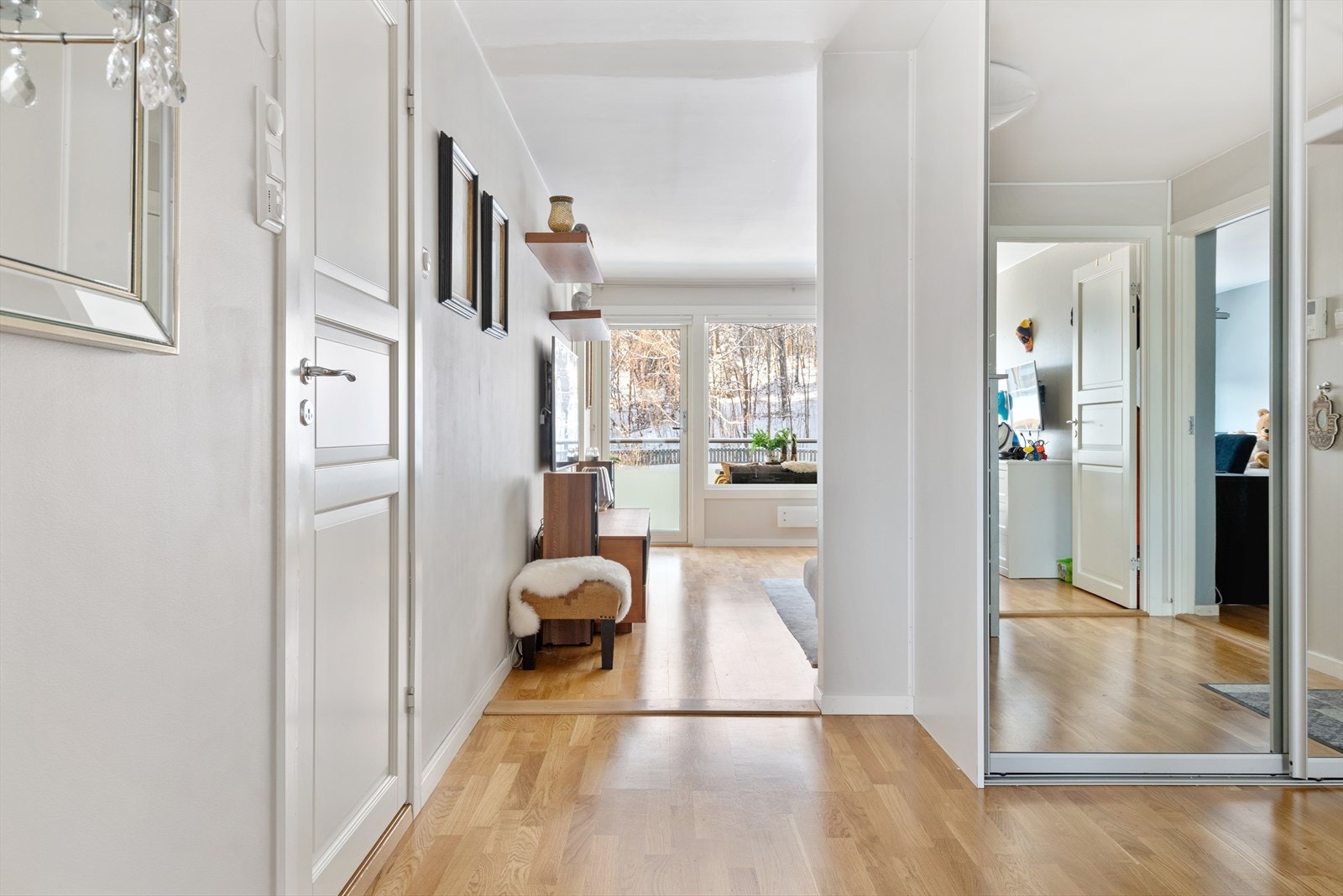 Leiligheten er gjennomgående, med store og flotte rom Galleribilde