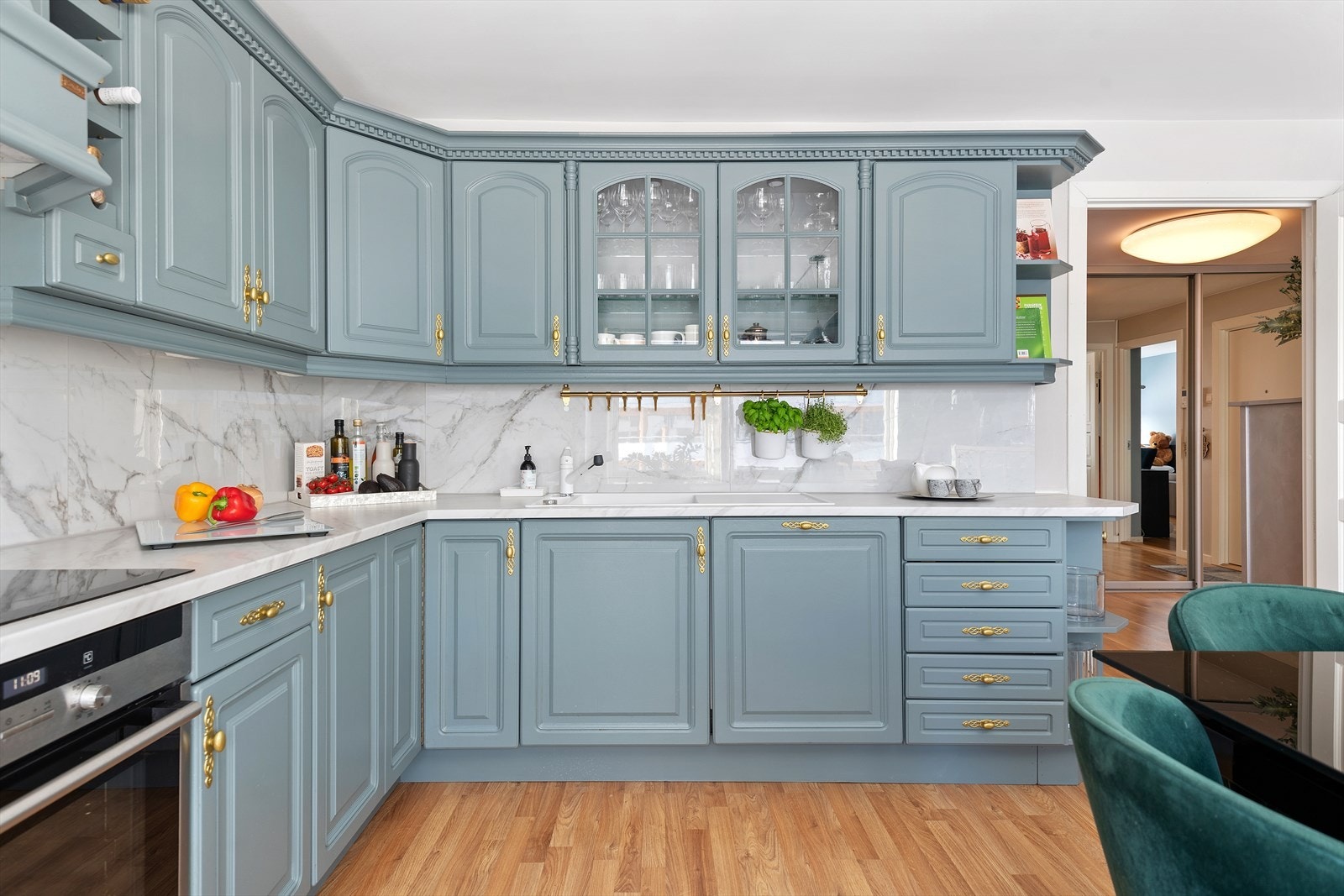 Kjøkkenet har godt med både skap- og benkeplass for hobbykokken Galleribilde