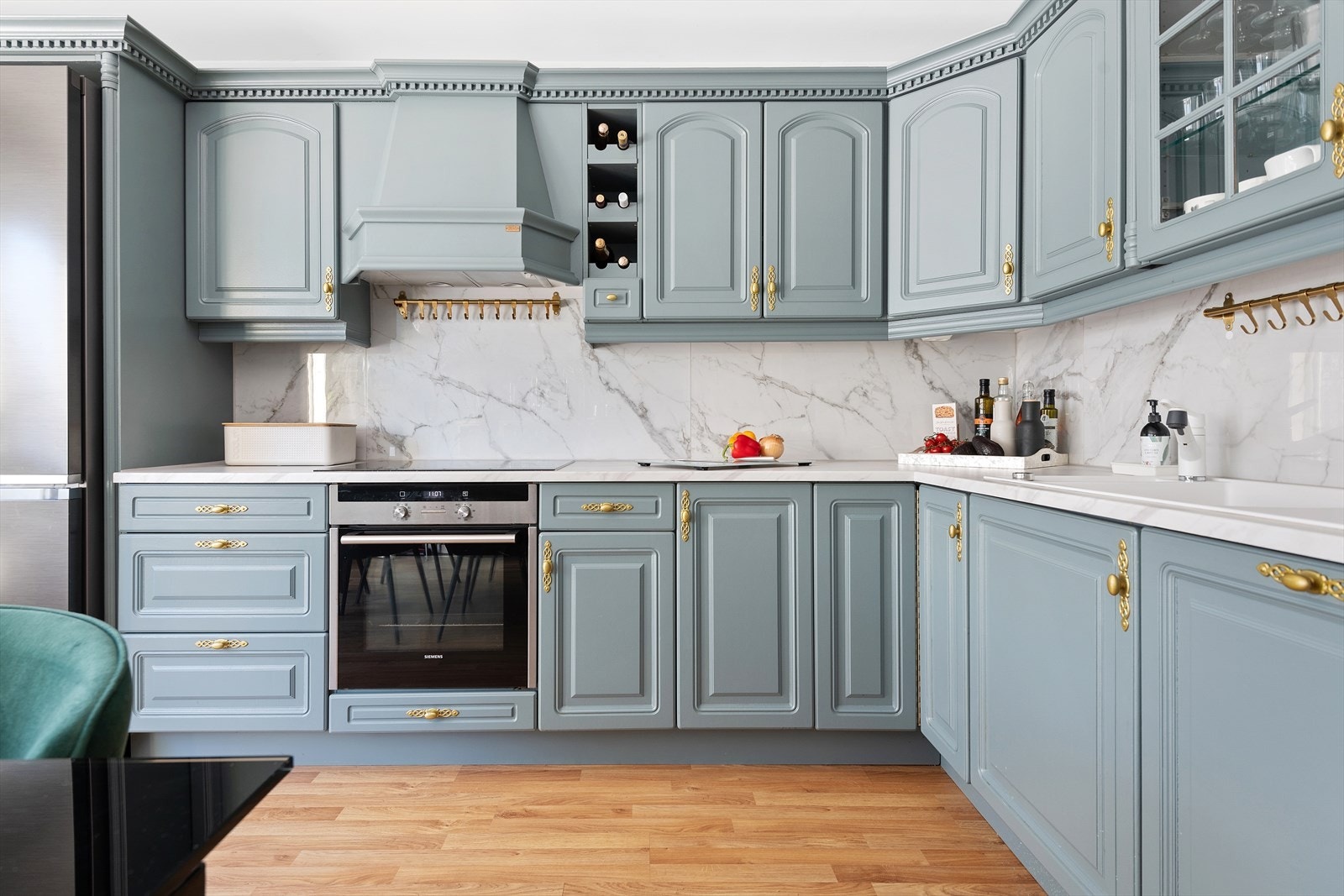 Innredning er nylig modernisert, med lakkerte fronter, nyere benkeplate, fliser på vegg, kum og blandebatteri Galleribilde