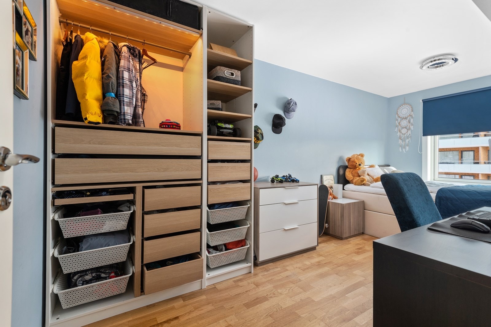 Rommet er malt i en behagelig og rolig farge Galleribilde