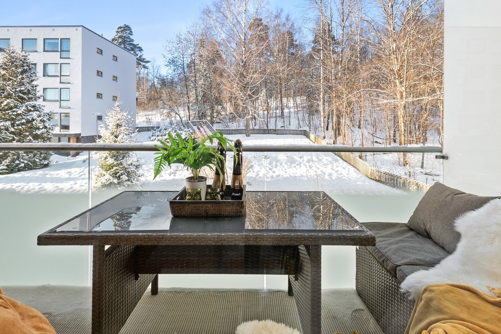 Balkongen vender mot rolige fellesareal, med en lekeplass for de små Galleribilde