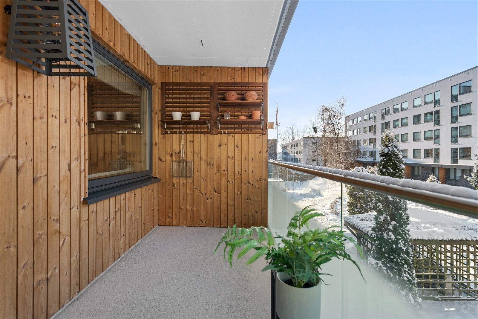 Balkongen har en god størrelse, hvor det er plass til en god sitteplass og grill Galleribilde