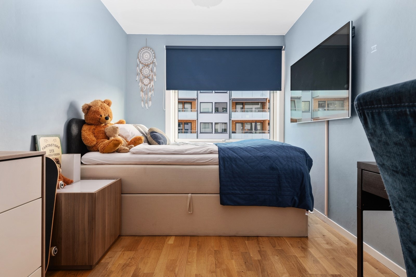 Soverom 2 - med adkomst fra entré, med god plass til dobbeltseng og skrivebord og garderobeskap Galleribilde