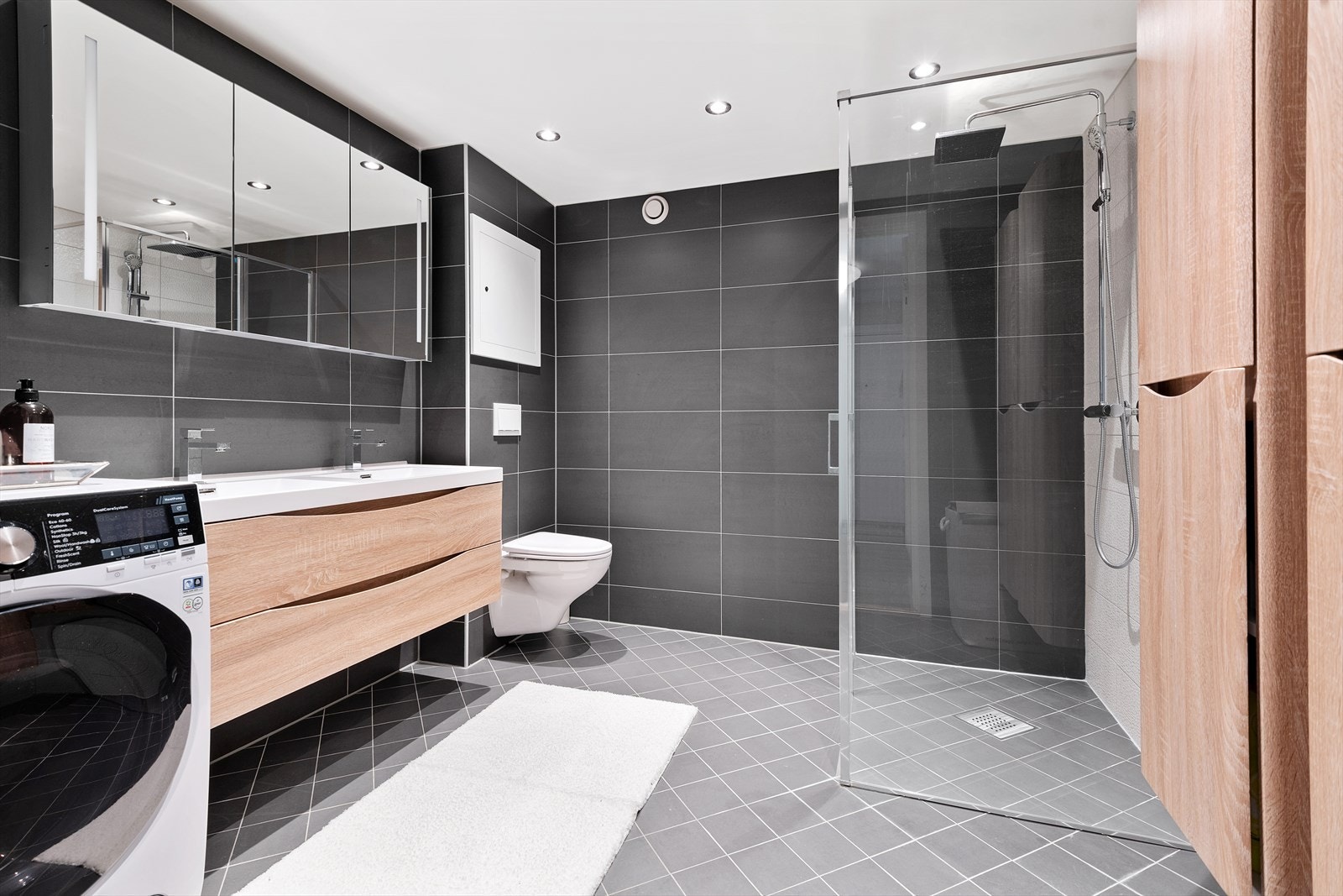 Delikat baderom fra 2018, med moderne flis- og materialvalg Galleribilde